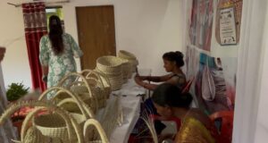 पारंपरिक हस्तशिल्प उत्पाद बना आजीविका का साधन: स्व सहायता समूह से जुड़कर कांसाबेल की महिलाओं ने स्वरोजगार की राह अपनाई….