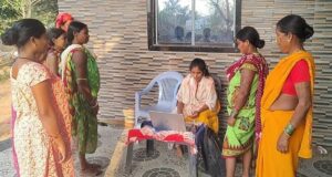 बस्तर के वनांचलों में डिजिटल क्रांति, मातृत्व वंदना और पेंशन योजना की राशि घर-घर पहुँचा रही हैं बीसी सखियाँ….
