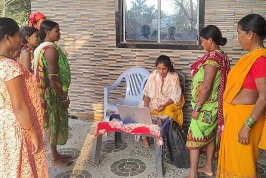 बस्तर के वनांचलों में डिजिटल क्रांति, मातृत्व वंदना और पेंशन योजना की राशि घर-घर पहुँचा रही हैं बीसी सखियाँ….