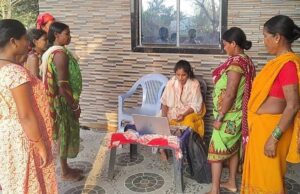 बस्तर के वनांचलों में डिजिटल क्रांति, मातृत्व वंदना और पेंशन योजना की राशि घर-घर पहुँचा रही हैं बीसी सखियाँ….