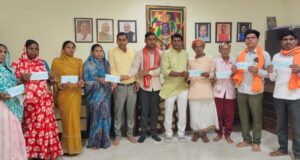 उप मुख्यमंत्री विजय शर्मा के विशेष प्रयासों से कबीरधाम के 872 जरूरतमंदों को मिली आर्थिक सहायता…..