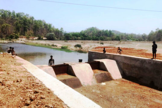 चेकडैम बना ग्रामीण आत्मनिर्भरता का मजबूत आधार, जल संरक्षण से बदली खेती की तस्वीर….