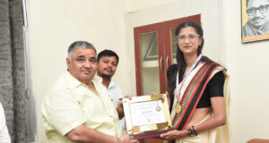 छत्तीसगढ़ की बेटी शिवानी सोनी ने रचा इतिहास, अंतर्राष्ट्रीय गोल्फ खिलाड़ी ‘इंटरनेशनल बुक ऑफ रिकॉर्ड्स’ से सम्मानित, मंत्री राजेश अग्रवाल ने की मुलाकात कर दी बधाई…