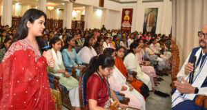 राज्यपाल रमेन डेका ने महाविद्यालय की छात्राओं से हुए रूबरू, सफलता के लिए दिया मार्गदर्शन…..