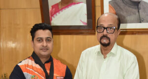 राज्यपाल रमेन डेका ने स्वर्ण पदक विजेता आर्मरेसलर श्रीमंत झा को दी बधाई….