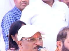 सरगुजा जिले के ग्राम सिलमा में अचानक उतरा मुख्यमंत्री विष्णु देव साय का हेलीकॉप्टर, खाट में बैठकर ग्रामीणों से किया संवाद: सुनी समस्याएं, समाधान के दिए निर्देश….