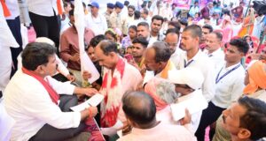 जमीन पर बैठकर उप मुख्यमंत्री विजय शर्मा ने सुनी लोगों की समस्याएं, मौके पर दिए समाधान के निर्देश…..