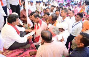 जमीन पर बैठकर उप मुख्यमंत्री विजय शर्मा ने सुनी लोगों की समस्याएं, मौके पर दिए समाधान के निर्देश…..