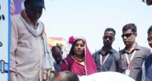 मुख्यमंत्री विष्णु देव साय ने प्रधानमंत्री आवास हितग्राही के गृह प्रवेश में की सहभागिता, मोर गांव मोर पानी अभियान के तहत सोखता पिट निर्माण में किया श्रमदान, जल संरक्षण का दिया संदेश…