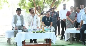 ग्राम कुशहा की चौपाल में मुख्यमंत्री विष्णु देव साय ने सुनी ग्रामीणों की समस्याएं, तेंदू, सतालू, चार और लीची का लिया स्वाद, पेयजल समस्याओं के त्वरित समाधान के दिए निर्दे…..