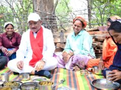 निर्माणाधीन पंचायत भवन के निरीक्षण के दौरान मुख्यमंत्री को श्रमिकों ने दिया भोजन का न्यौता : साथ बैठकर खाया बोरे बासी और आमा चटनी….