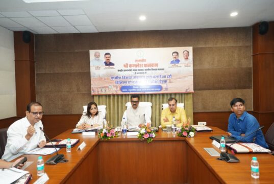 केंद्रीय राज्य मंत्री कमलेश पासवान ने ग्रामीण विकास योजनाओं की प्रगति की समीक्षा की…..