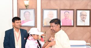 विश्व रेड क्रॉस दिवस पर बच्चों ने वन मंत्री केदार कश्यप का किया सम्मान….