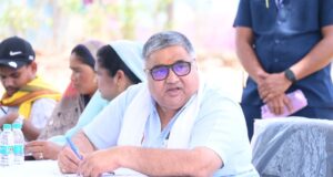 जनदर्शन में मंत्री राजेश अग्रवाल ने सुनी ग्रामीणों की समस्याएं, ग्राम हरिहरपुर में जनता से सीधा संवाद, त्वरित निराकरण के लिए अधिकारियों को दिए निर्देश….
