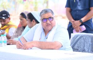 जनदर्शन में मंत्री राजेश अग्रवाल ने सुनी ग्रामीणों की समस्याएं, ग्राम हरिहरपुर में जनता से सीधा संवाद, त्वरित निराकरण के लिए अधिकारियों को दिए निर्देश….