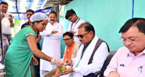लखपति दीदी मंजू की संघर्षगाथा बनी आत्मनिर्भरता की प्रेरक मिसाल, मुख्यमंत्री विष्णुदेव साय ने लेमरू में मंजू बहन के स्टॉल पर चखा गुपचुप, आत्मीय संवाद में जानी सफलता की कहानी…..