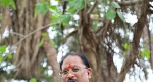 बरगद की छांव में सजी मुख्यमंत्री विष्णु देव साय की चौपाल : सक्ती जिले के ग्राम ठठारी में ग्रामीणों से किया सीधा संवाद…