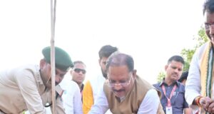 मुख्यमंत्री विष्णु देव साय ने ‘एक पेड़ मां के नाम’ अभियान के तहत किया पीपल का पौधारोपण, पर्यावरण संरक्षण का दिया संदेश, जनप्रतिनिधियों ने भी किया वृक्षारोपण…..