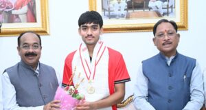 अंडर-18 एशिया कप विजेता हॉकी खिलाड़ी अवि मानिकपुरी ने मुख्यमंत्री विष्णुदेव साय से की सौजन्य भेंट…..