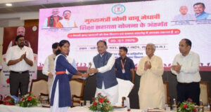 मुख्यमंत्री विष्णुदेव साय के हाथों मेधावी छात्रा को मिली 2 लाख रुपये की सहायता…..