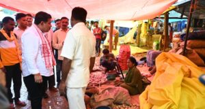 मर्दापाल के साप्ताहिक बाजार में अचानक पहुंचे उप मुख्यमंत्री विजय शर्मा, स्थानीय लोगों से की आत्मीय मुलाकात….