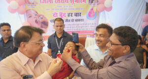 बच्चों को पोलियो की दो बूंद पिलाकर मंत्री लखनलाल देवांगन ने किया राष्ट्रीय पल्स पोलियो अभियान का शुभारंभ…..