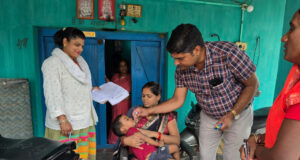जिला टीकाकरण अधिकारी स्वयं उतरे पल्स पोलियो अभियान में, घर-घर पहुंचकर बच्चों को पिलाई “दो बूंद जिंदगी की”….