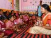 महिला एवं बाल विकास मंत्री लक्ष्मी राजवाड़े का सुकमा दौरा: बच्चों के बीच बैठकर पढ़ी एबीसीडी, महिला स्वावलंबन और पुनर्वास व्यवस्था का किया जमीनी निरीक्षण