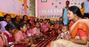 महिला एवं बाल विकास मंत्री लक्ष्मी राजवाड़े का सुकमा दौरा: बच्चों के बीच बैठकर पढ़ी एबीसीडी, महिला स्वावलंबन और पुनर्वास व्यवस्था का किया जमीनी निरीक्षण