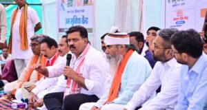 उप मुख्यमंत्री विजय शर्मा ने बोड़ागांव में ग्रामीणों के बीच चौपाल लगाकर किया संवाद, कहा- अगले ढाई महीने में प्रत्येक ग्रामीण का हो बैंक खाता……