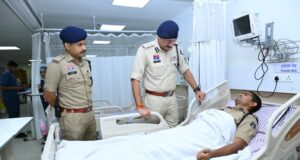 पुलिस कमिश्नर संजीव शुक्ला ने अस्पताल पहुंचकर घायल पुलिस जवानों का जाना हाल…..
