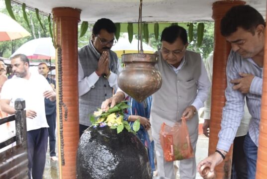 श्रम मंत्री लखनलाल देवांगन ने कोपाबेड़ा शिव मंदिर में की पूजा-अर्चना
