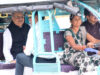 विधानसभा अध्यक्ष डॉ. रमन सिंह जब दीदी सरिता वर्मा के ई-रिक्शा में बैठकर स्पीकर हाऊस के लिए हुए रवाना…..