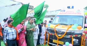 मंत्री लक्ष्मी राजवाड़े ने चांदनी बिहारपुर को दी एम्बुलेंस की सौगात,दिखाई हरी झण्डी