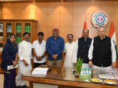 विधानसभा अध्यक्ष डॉ रमन सिंह को बोल बम समिति के संयोजक जितेन्द्र वर्मा ने 17 अगस्त को आयोजित विशाल बोल बम कांवर यात्रा में किया आमंत्रित…