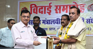 मंत्रालय के तीन अधिकारी-कर्मचारियों को सम्मानपूर्ण विदाई, श्रम मंत्री लखन लाल देवांगन ने शॉल, श्रीफल एवं स्मृति चिन्ह भेंट कर दी शुभकामनाएं….