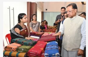 करघे से कमाई तक: धमतरी के ग्राम नारी की बुनकर महिलाओं ने लिखी आत्मनिर्भरता की नई इबारत, शासकीय सहयोग से बढ़ा उत्पादन, आय और आत्मविश्वास: मुख्यमंत्री विष्णु देव साय….