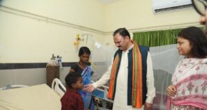 स्वास्थ्य मंत्री जायसवाल ने कांकेर जिला अस्पताल सहित विभिन्न स्वास्थ्य केन्द्रों का निरीक्षण, मरीजों व परिजनों से मुलाकात कर जाना हालचाल…..