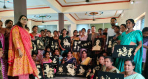 आत्मनिर्भरता की ओर बढ़ते कदम : बलौदाबाजार में समूह की 40 महिलाओं को मिला धान और पैरा आर्ट का प्रशिक्षण….