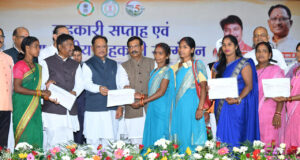 मुख्यमंत्री विष्णुदेव साय ने जशपुर के वन धन विकास केंद्र पंचक्की की महिला स्व-सहायता समूह को किया सम्मानित…..