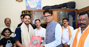 विश्व रिकॉर्ड के साथ जूनियर वर्ल्ड कप में स्वर्ण पदक जीतने वाले दिव्यांशु देवांगन का वित्त मंत्री ओपी चौधरी ने किया सम्मान….