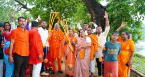 बरसते पानी में नहीं रुके शिवभक्तों के कदम, जितेन्द्र वर्मा के नेतृत्व में बोल बम के जयघोष के साथ पाटन से टोलाघाट तक निकली भव्य कांवर यात्रा…
