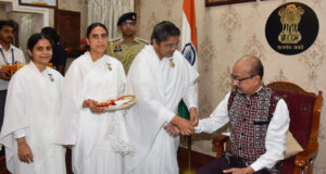 राज्यपाल रमेन डेका को रक्षाबंधन के अवसर पर ब्रह्मकुमारी बहनों, एसओएस चिल्ड्रेन्स विलेजेस इंडिया, स्काउट एवं गाइड से जुड़े विद्यार्थियों ने बांधी राखी….