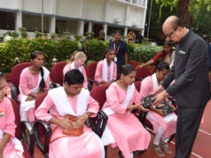 राज्यपाल रमेन डेका ने स्वतंत्रता दिवस पर नेत्रहीन छात्राओं को स्मार्ट स्टिक प्रदान किया…..
