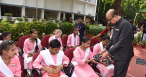 राज्यपाल रमेन डेका ने स्वतंत्रता दिवस पर नेत्रहीन छात्राओं को स्मार्ट स्टिक प्रदान किया…..