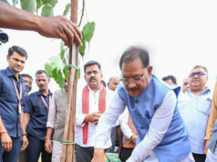 मुख्यमंत्री विष्णुदेव साय ने अपनी माँ के नाम पर लगाया पीपल का पौधा, वन महोत्सव-2026 का हुआ शुभारंभ….