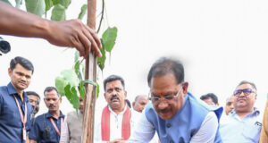 मुख्यमंत्री विष्णुदेव साय ने अपनी माँ के नाम पर लगाया पीपल का पौधा, वन महोत्सव-2026 का हुआ शुभारंभ….