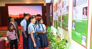विद्यार्थियों ने देखी स्वतंत्रता संग्राम सेनानियों और ‘वंदे मातरम’ पर आधारित छायाचित्र प्रदर्शनी…..