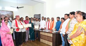 उप मुख्यमंत्री विजय शर्मा ने कवर्धा के हितग्राहियों को सौंपे पीएम आवास योजना शहरी 2.0 के स्वीकृति पत्र…..