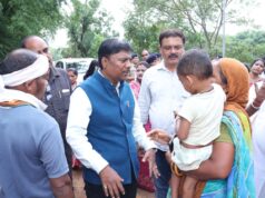 बाढ़ प्रभावित परिवारों के बीच पहुंचे वन मंत्री केदार कश्यप,पालकी गांव में राहत सामग्री और सहायता राशि का किया वितरण, हरसंभव मदद का दिलाया भरोसा…